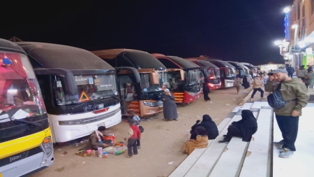 اليمن: آلاف المسافرين عالقون في "العبر" وسط أزمة إنسانية وتكدس مئات الحافلات