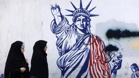 تحليل: من شركاء إلى أعداء.. سبعة عقود من الغزل والاشتباك شكلت العلاقة بين إيران والولايات المتحدة