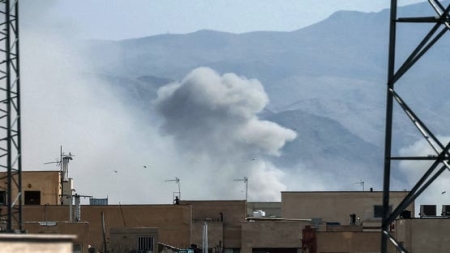 طهران: مصدر إيراني يقر مقتل قادة بالحرس الثوري ومسؤولون سياسيون