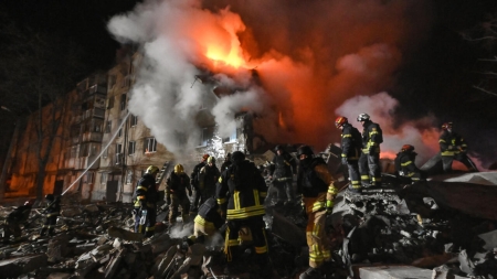 كييف: أكثر من عشرة قتلى بضربات روسية على أوكرانيا وتدمير مبنى سكني