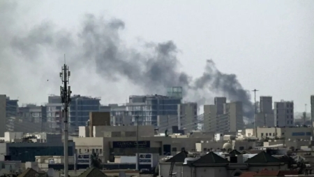 اقتصاد: التصعيد في الخليج يرفع أسعار النفط.. وهجمات تطال قواعد ومنشآت نفطية