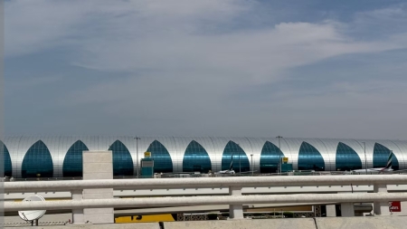 ابو ظبي: احتواء حريق قرب مطار دبي الدولي وتعليق الرحلات