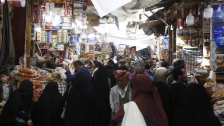 اقتصاد: اليمنيون وسط الحرب والعيد.. أعنف أزمة سيولة منذ 11 عاماً
