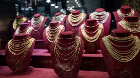 اقتصاد: الذهب يرتفع بشكل طفيف وسط تراجع الدولار