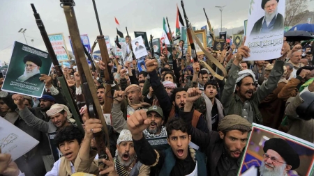 بلومبرغ: ضغوط إيرانية لتصعيد حوثي في البحر الأحمر وسط انقسام داخلي بالجماعة