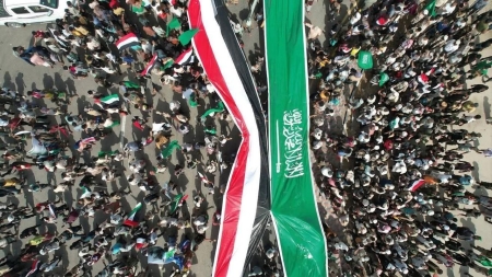 اليمن: تظاهرة بالمخا حاشدة تندد بالتدخلات الإيرانية وتؤكد التضامن مع دول الخليج