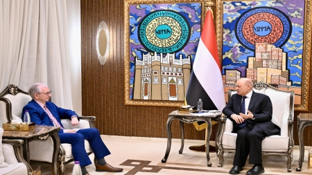 اليمن: العليمي يربط أمن الممرات المائية بإنهاء سيطرة الحوثيين على البر