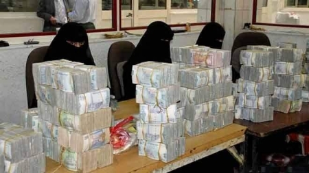 اليمن: الحكومة تبدأ صرف رواتب الموظفين وتوجه بتسريع مدفوعات القطاع العسكري