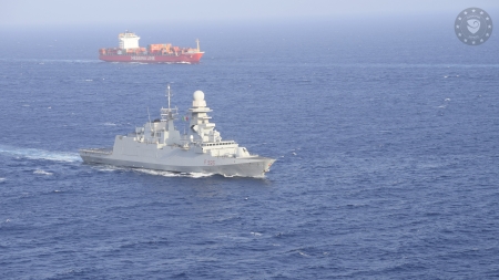 أثينا: فرقاطة إيطالية تؤمن مرور مجموعة من السفن التجارية في البحر الأحمر
