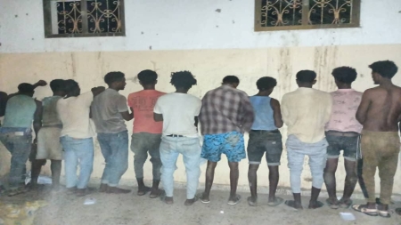 اليمن: حملة أمنية في أبين لتفكيك شبكات تهريب المهاجرين وملاحقة متهمين بالتعذيب