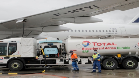 اليمن: وفاة شابين في عدن بعد تعاطي مادة يعتقد أنها وقود طائرات