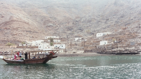 مسقط: إصابة وافدين إثر استهداف مبنى سكني في ولاية بخاء شمال عمان