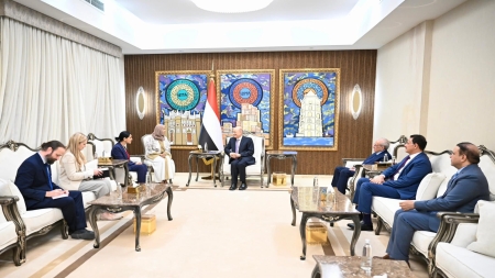 اليمن: رئيس مجلس القيادة اليمني يدعو لإغلاق ملف الجماعات المسلحة المرتبطة بإيران