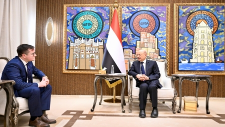 اليمن: العليمي يتطلع لدور روسي أكبر في إعادة الإعمار وقطاعات الطاقة