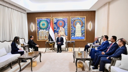 اليمن: العليمي يربط أمن البحر الأحمر بدعم الدولة الشرعية ويطلب شراكة يابانية بالإعمار