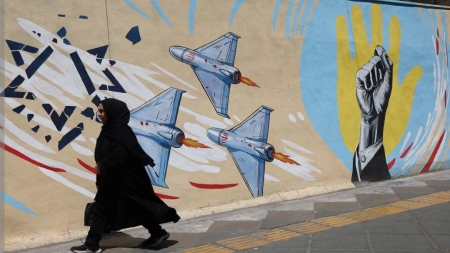 طهران: إيران تستهدف قواعد أمريكية بالأردن والخليج بعد أمر ترامب بضربات