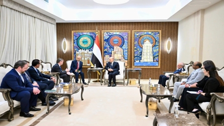 اليمن: العليمي يبحث مع شركة هنت الأميركية استئناف استثمارات النفط والغاز