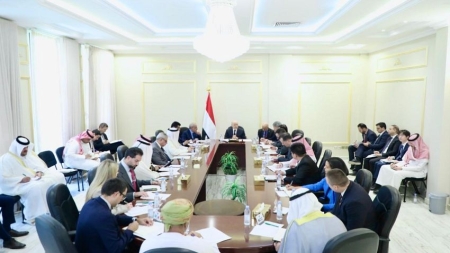 اليمن: العليمي يطالب بتحقيق دولي في هبوط طائرة للحرس الثوري الإيراني بصنعاء