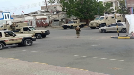 اليمن: إيقاف قيادات أمنية وإحالتهم للتحقيق بعد إطلاق نار بمجمع حكومي في أبين
