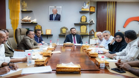 اليمن: سلطات عدن تقر حزمة مشاريع لترميم الطرق وإنشاء محطات لتحلية المياه