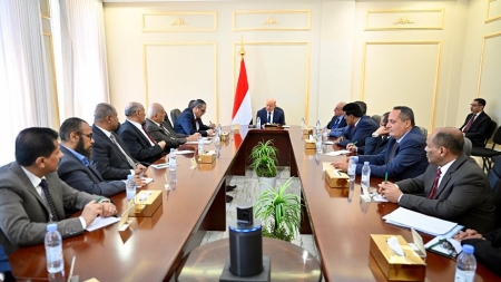 اليمن: العليمي يرى في التحولات الإقليمية فرصة لإنهاء الانقلاب ويعتبر الأزمة امتداداً لنفوذ إيران