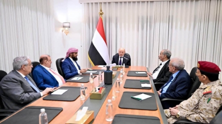 اليمن: ائتلاف الأحزاب يعلن "التأييد الكامل" لقرارات الرئيس العليمي بعد قصف مطار صنعاء