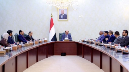 اليمن: الحكومة تتمسك بالسيادة الجوية وتعلن خطة تنموية جديدة وسط توترات ميدانية