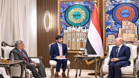 اليمن: العليمي يشدد على الشراكة الدولية لحماية البحر الأحمر ويحذر من تنسيق حوثي في القرن الأفريقي