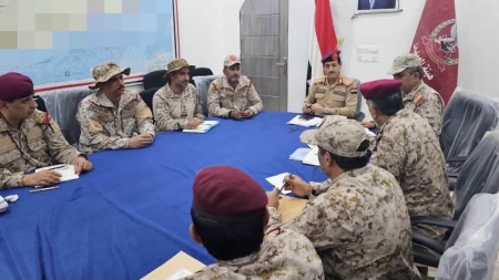 اليمن: وزير الدفاع يترأس اجتماعاً عسكرياً استثنائياً لمتابعة التطورات الميدانية