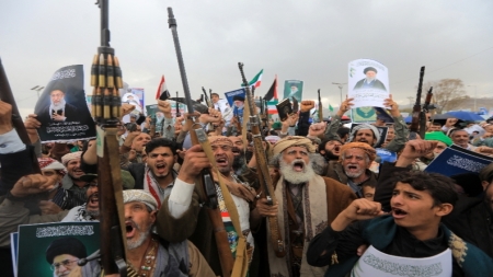طهران: "لا يحتمل حلا عسكريا".. إيران تعلق على التصعيد بين الحوثي والسعودية