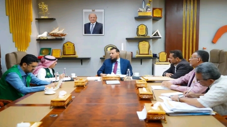 اليمن: محافظ عدن والبرنامج السعودي يبحثان تنفيذ مشاريع خدمية وتأهيل 620 منزلاً