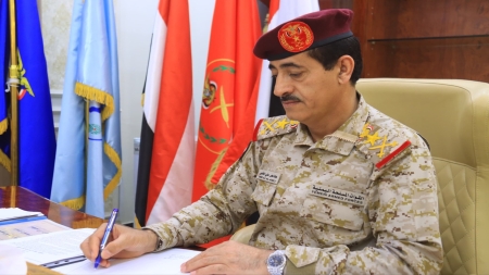 اليمن: وزير الدفاع يعلن إقرار صرف مرتبات الجيش عبر البطاقة الذكية ويتهم قادة بالمماطلة
