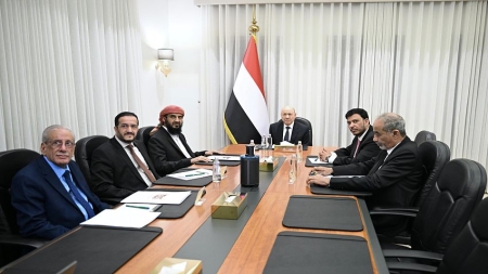 اليمن: المجلس الرئاسي يؤكد وحدة صفه مع الحكومة ويشيد بإنقاذ طاقم السفينة الهندية