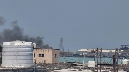 اليمن: وزارة النقل تعلن رفع الجاهزية بالموانئ والمطارات عقب قصف حوثي لميناء المخا