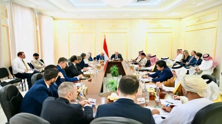 اليمن: العليمي يعلن انتهاء "مرحلة الاعتداء بلا كلفة" ويطالب بوقف المساواة بين الدولة والحوثيين