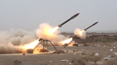 اليمن: القوات الحكومية تقول ان الحوثيين أطلقوا 36 صاروخاً باليستياً و42 مسيّرة على الساحل الغربي