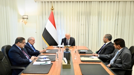 اليمن: العليمي يقر تدابير حازمة لمكافحة التهريب وتجفيف منابع تمويل الحوثيين