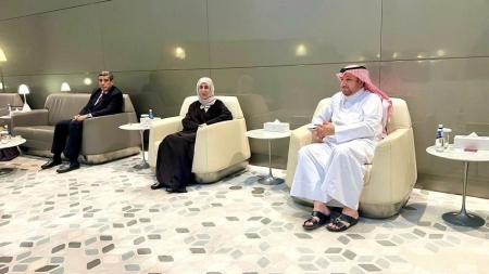الدوحة: وزيرة الخارجية اليمنية تصل العاصمة القطرية حاملة رسالة من العليمي لأمير البلاد