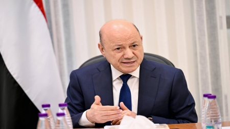 اليمن: العليمي يشيد بالعمليات الجوية ضد الحوثيين ويؤكد أن التغيرات الميدانية لن تحرف مسار المعركة