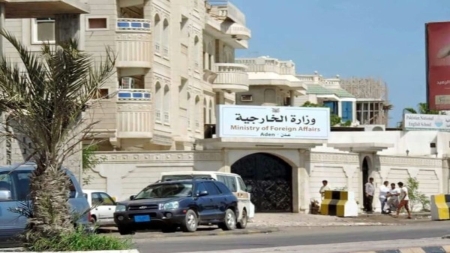 اليمن: الحكومة تدين هجمات حوثية بالصواريخ والمسيرات استهدفت مدناً سعودية