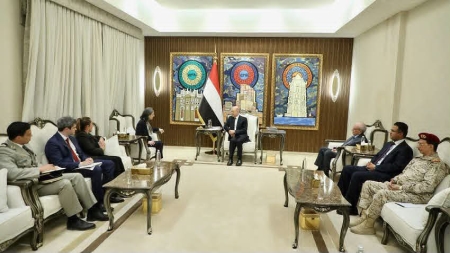 اليمن: الرئيس العليمي يؤكد القدرة على استعادة زمام المبادرة بالساحل الغربي ويطالب بشراكة أمنية دولية