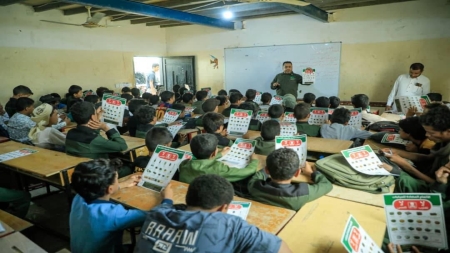 اليمن: «مسام» يوعي طلاب مخيم الجفينة في مأرب بمخاطر الألغام ويوزع 400 حقيبة مدرسية