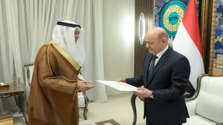اليمن: العليمي يتسلم رسالة من أمير الكويت ويجدد الالتزام باستعادة مؤسسات الدولة