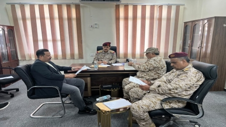 اليمن: وزير الدفاع اليمني يترأس اجتماعاً عسكرياً في عدن لبحث خطط تنفيذ التعبئة العامة