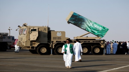 رويترز: السعودية تخطط لمهاجمة الحوثيين لكسر حصار البحر الأحمر
