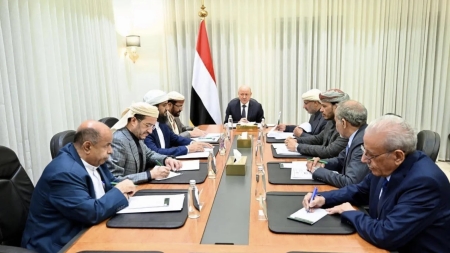 اليمن: مجلس القيادة الرئاسي يأمر بملاحقة المتعاونين مع الحوثيين ويحذر من عقوبات تصل إلى الإعدام