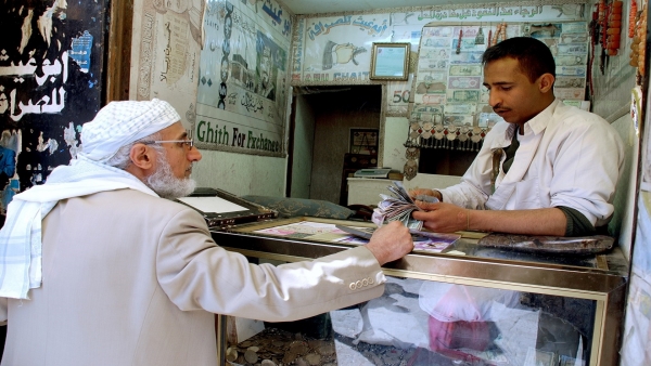 نهب رواتب اليمنيين.. رسوم الحوالات تلتهم ثلث الأموال