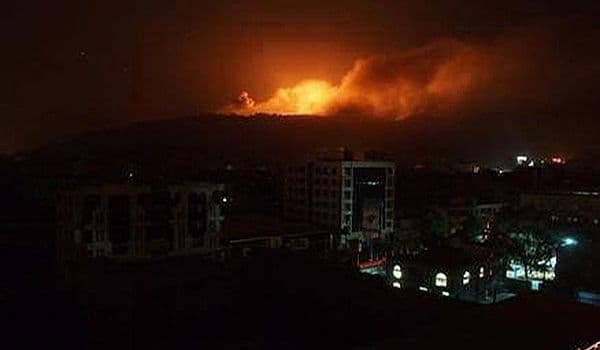 اليمن: التحالف بقيادة السعودية يقصف مستودعات مفترضة للحرس الجمهوري السابق في منطقة النهدين جنوبي العاصمة صنعاء بأربع غارات جوية، بينما ضربت غارة خامسة قاعدة الصيانة العسكرية في منطقة النهضة شمالي المدينة