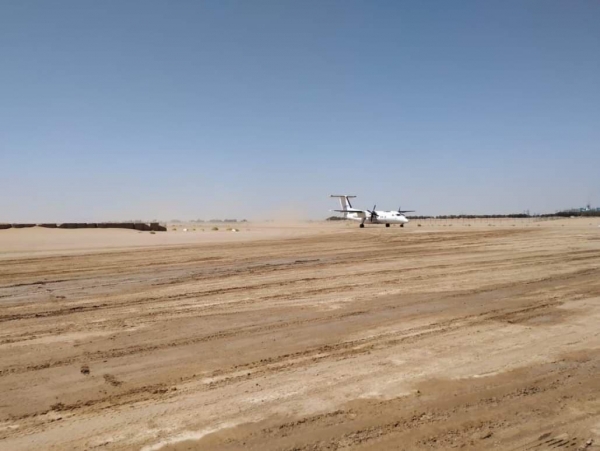 اليمن: منسق الشؤون الانسانية ديفيد جريسلي يزور مدرج الطائرات في منطقة صافر بمحافظة مأرب