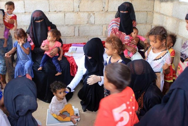 يمنية في مهمة مجانية لعلاج الأطفال المصابين بسوء تغذية
